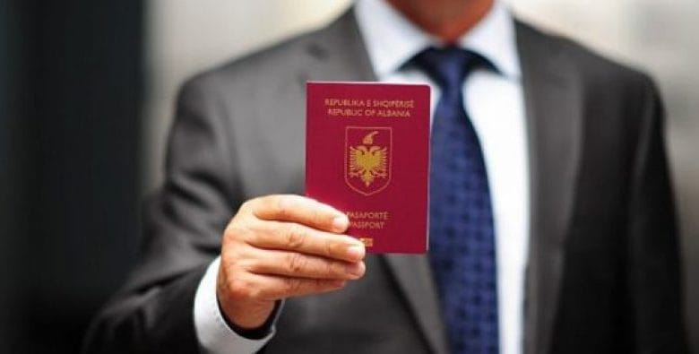 A jemi një?/ Shqiptarët e Kosovës kërkojnë të pajisen me shtetësi shqiptare