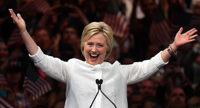 Hillary Clinton uron shqiptarët: Nuk jam sot me ju, por jeni në zemrën time Hillary Clinton uron shqiptarët: Nuk jam sot me ju, por jeni në zemrën time