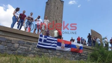 Serbët nisin festën në Gazimestan me flamurin grek e rus Serbët nisin festën në Gazimestan me flamurin grek e rus