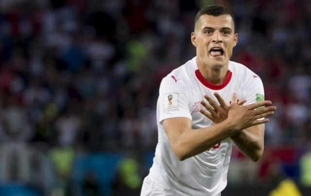 Politikani zviceran reagon për shqiponjën që e bëri Xhaka në Prishtinë Politikani zviceran reagon për shqiponjën që e bëri Xhaka në Prishtinë