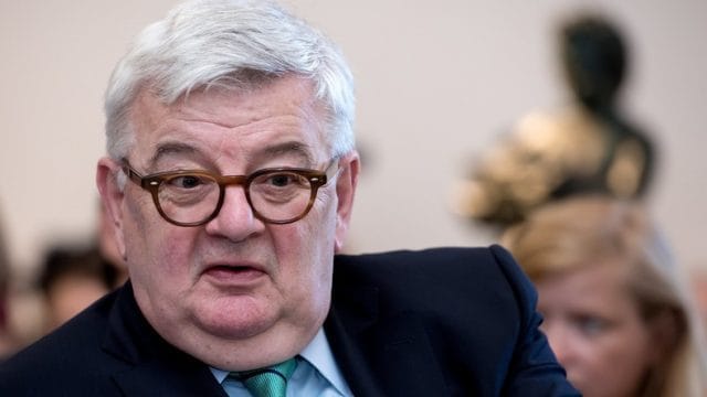 Nuk guxojmë të lejojmë që të ndodh gjenocidi ndaj një populli me histori 3000-vjeçare – Joschka Fisher, 1999 Nuk guxojmë të lejojmë që të ndodh gjenocidi ndaj një populli me histori 3000-vjeçare – Joschka Fisher, 1999