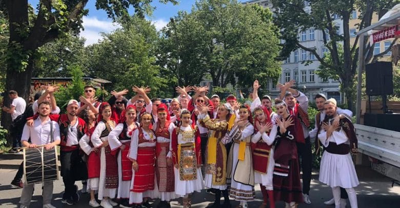 Të rinjtë shqiptarë hedhin valle mes Berlinit/ Mahniten gjermanët nga kultura e vendit tonë (VIDEO) Të rinjtë shqiptarë hedhin valle mes Berlinit/ Mahniten gjermanët nga kultura e vendit tonë (VIDEO)