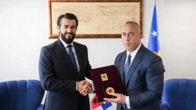 Arbana Xharra: Fyerje e madhe për mua si shqiptare, Ramushi jep dekoratën “Skenderbeu” për këngetarë tallavash
