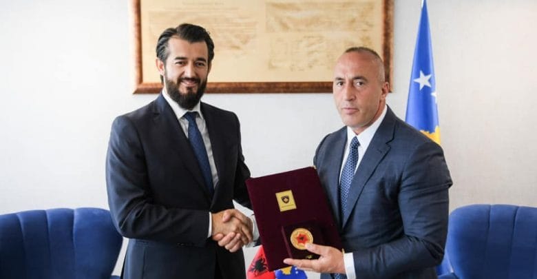 Arbana Xharra: Fyerje e madhe për mua si shqiptare, Ramushi jep dekoratën “Skenderbeu” për këngetarë tallavash Arbana Xharra: Fyerje e madhe për mua si shqiptare, Ramushi jep dekoratën “Skenderbeu” për këngetarë tallavash