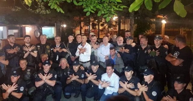 Mediave serbe nuk po ju pëlqen fotografia e veteranëve kroatë dhe policëve të Kosovës Mediave serbe nuk po ju pëlqen fotografia e veteranëve kroatë dhe policëve të Kosovës