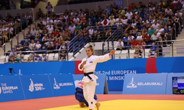 Triumfon Majlinda Kelmendi në finale kundër xhudistes ruse (VIDEO) Triumfon Majlinda Kelmendi në finale kundër xhudistes ruse (VIDEO)