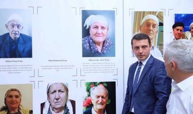 Promovohen librat për historinë e Kosovës përmes rrëfimeve nga 100 pleq e plaka Promovohen librat për historinë e Kosovës përmes rrëfimeve nga 100 pleq e plaka
