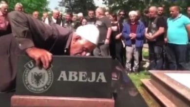 Plaku nga Graboci shpërthen në lot të varri i heroit Bekim Berishës (VIDEO) Plaku nga Graboci shpërthen në lot të varri i heroit Bekim Berishës (VIDEO)