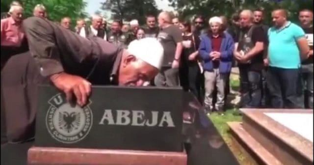 Plaku nga Graboci shpërthen në lot të varri i heroit Bekim Berishës (VIDEO) Plaku nga Graboci shpërthen në lot të varri i heroit Bekim Berishës (VIDEO)