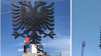 Përurohet shqiponja gjigante në Podujevë, 5 kilometra larg kufirit me Serbinë (VIDEO) Përurohet shqiponja gjigante në Podujevë, 5 kilometra larg kufirit me Serbinë (VIDEO)