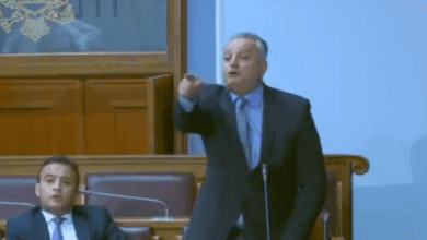 Deputeti shqiptar mesazh serbëve : Shqiptarët janë NJË pa dallim feje dhe nuk mund të na përçani (VIDEO) Deputeti shqiptar mesazh serbëve : Shqiptarët janë NJË pa dallim feje dhe nuk mund të na përçani (VIDEO)