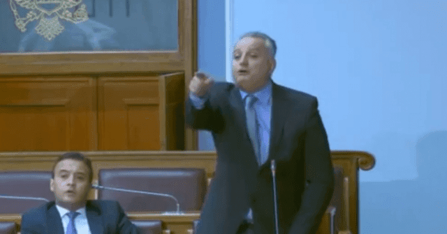 Deputeti shqiptar mesazh serbëve : Shqiptarët janë NJË pa dallim feje dhe nuk mund të na përçani (VIDEO) Deputeti shqiptar mesazh serbëve : Shqiptarët janë NJË pa dallim feje dhe nuk mund të na përçani (VIDEO)