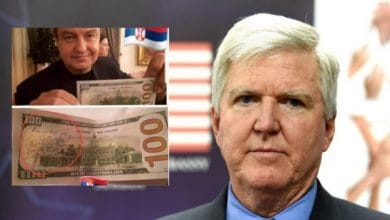 Ambasada amerikane paralajmëron Daçiqin për dollarin që kishte shkarravitur ‘Kosova është Serbi’ Ambasada amerikane paralajmëron Daçiqin për dollarin që kishte shkarravitur ‘Kosova është Serbi’