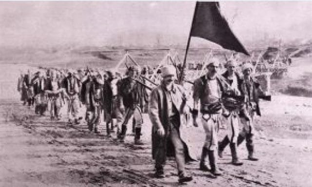 Foto e rrallë kur malësorët shqiptarë u nisën për të mbrojtur ngritjen e flamurit (FOTO) Foto e rrallë kur malësorët shqiptarë u nisën për të mbrojtur ngritjen e flamurit (FOTO)