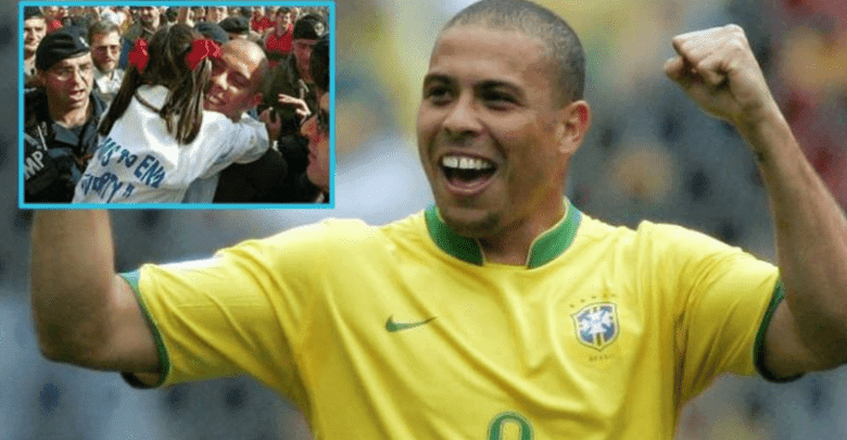 Kur Ronaldo vizitoi Kosovën dhe ndihmoi qytetarët e prekur nga lufta (VIDEO) Kur Ronaldo vizitoi Kosovën dhe ndihmoi qytetarët e prekur nga lufta (VIDEO)