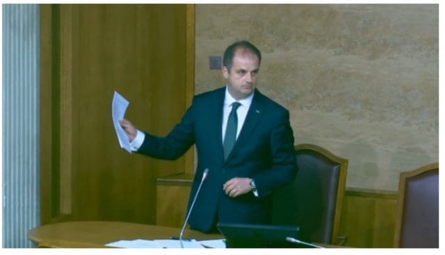 Debate të ashpërta në Parlamentin e Malit të Zi: Zenka dhe Nimanbegu, Shqiptarët ju nuk mund ti ndani. Heronjtë tuaj janë në Hagë (VIDEO) Debate të ashpërta në Parlamentin e Malit të Zi: Zenka dhe Nimanbegu, Shqiptarët ju nuk mund ti ndani. Heronjtë tuaj janë në Hagë (VIDEO)