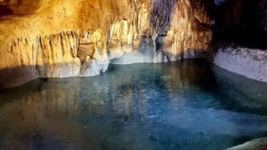 Shpella Bukuroshja e fjetur që gjendet nën malet e Alpeve Shqiptare Shpella Bukuroshja e fjetur që gjendet nën malet e Alpeve Shqiptare