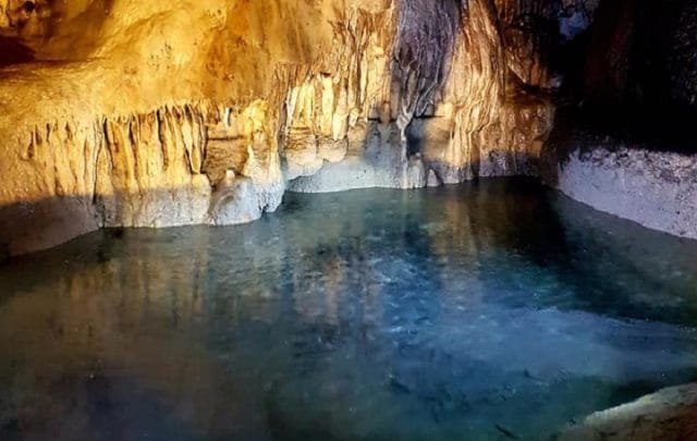 Shpella Bukuroshja e fjetur që gjendet nën malet e Alpeve Shqiptare