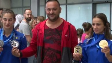 Kuka ‘godet’ politikanët: Nuk dolët as me na pritë në aeroport, ne ju sollëm 3 medalje Kuka ‘godet’ politikanët: Nuk dolët as me na pritë në aeroport, ne ju sollëm 3 medalje