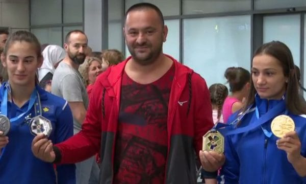 Kuka ‘godet’ politikanët: Nuk dolët as me na pritë në aeroport, ne ju sollëm 3 medalje Kuka ‘godet’ politikanët: Nuk dolët as me na pritë në aeroport, ne ju sollëm 3 medalje
