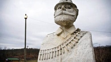 Realizim i dobët, busti i Adem Jasharit në Prekaz dhe shtatorja në Malishevë Realizim i dobët, busti i Adem Jasharit në Prekaz dhe shtatorja në Malishevë