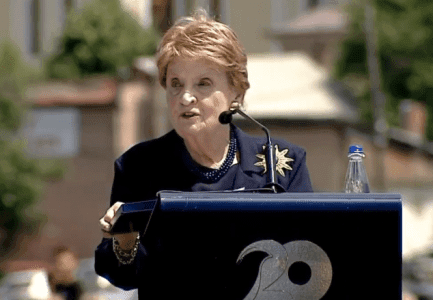 Albright zbulon bisedën me Clinton: Më telefonoi natën dhe më tha për ndërhyrjen e NATO-s Albright zbulon bisedën me Clinton: Më telefonoi natën dhe më tha për ndërhyrjen e NATO-s