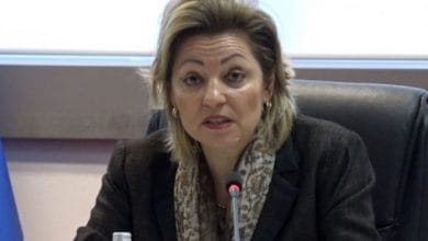 Apostolova “godet” shqiptarët: Nuk do të hiqet kufiri Kosovë – Shqipëri