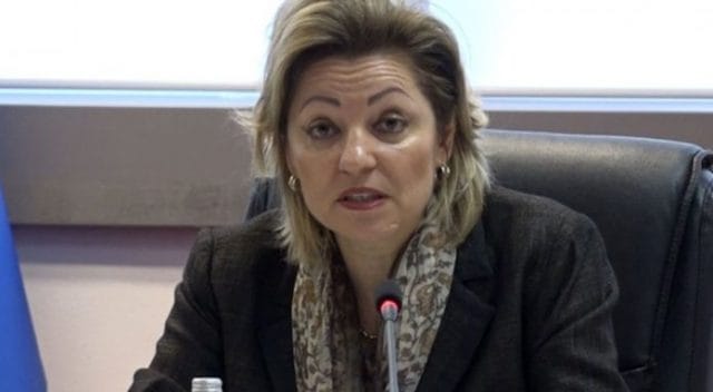 Apostolova “godet” shqiptarët: Nuk do të hiqet kufiri Kosovë – Shqipëri