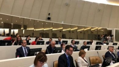 Përplasen delegacionet e Kosovës dhe Serbisë në Sarajevë për lirinë e lëvizjes së mallrave