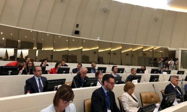 Përplasen delegacionet e Kosovës dhe Serbisë në Sarajevë për lirinë e lëvizjes së mallrave Përplasen delegacionet e Kosovës dhe Serbisë në Sarajevë për lirinë e lëvizjes së mallrave