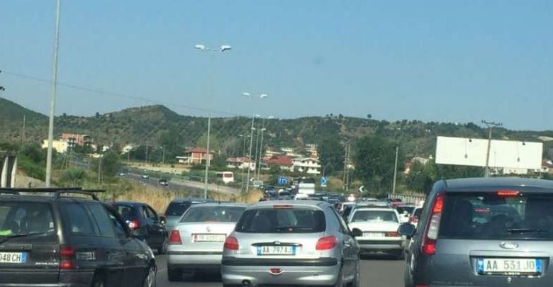 Pushuesit kosovarë e vendas shkojnë drejt bregdetit të Vlorës, muaji gusht nis me trafik të rënduar Pushuesit kosovarë e vendas shkojnë drejt bregdetit të Vlorës, muaji gusht nis me trafik të rënduar