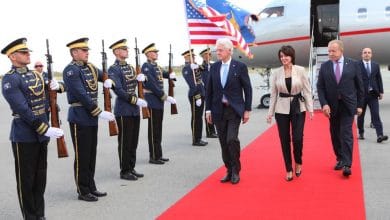 Ish-presidenti amerikan Bill Clinton mbërrin në Kosovë, pritet nga Jahjaga dhe Pacolli Ish-presidenti amerikan Bill Clinton mbërrin në Kosovë, pritet nga Jahjaga dhe Pacolli