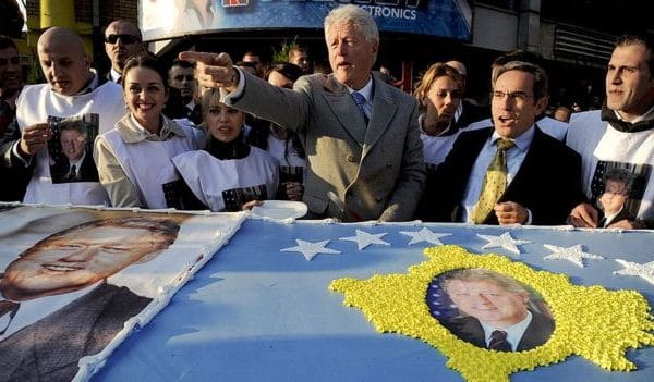 Momenti kur Bill Clinton dha urdhrin për fillimin e bombardimeve ndaj Serbisë (VIDEO)