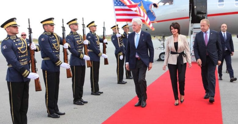 Ish-presidenti amerikan Bill Clinton mbërrin në Kosovë, pritet nga Jahjaga dhe Pacolli Ish-presidenti amerikan Bill Clinton mbërrin në Kosovë, pritet nga Jahjaga dhe Pacolli