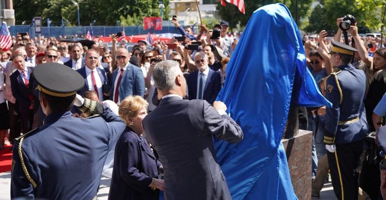 Një bust për ish-Sekretaren amerikane në Kosovë (FOTO)