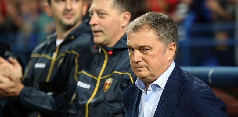Skandaloze: Kaos te kombëtarja e Malit të Zi, trajneri dhe lojtarët serbë nuk pranojnë të luajnë kundër Kosovës Skandaloze: Kaos te kombëtarja e Malit të Zi, trajneri dhe lojtarët serbë nuk pranojnë të luajnë kundër Kosovës