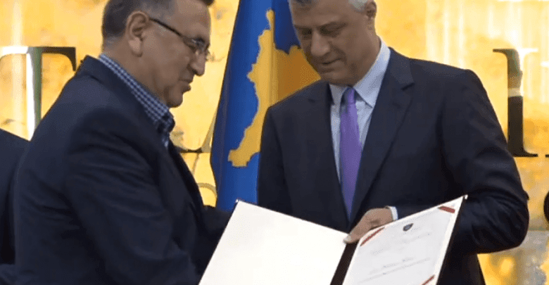 Kontribuan për Kosovën, Hashim Thaçi dekoron 39 personalitete në Tiranë: Nga Fatos Nano te Fino, Blushi, Klosi, Brokaj dhe Artur Zheji Kontribuan për Kosovën, Hashim Thaçi dekoron 39 personalitete në Tiranë: Nga Fatos Nano te Fino, Blushi, Klosi, Brokaj dhe Artur Zheji