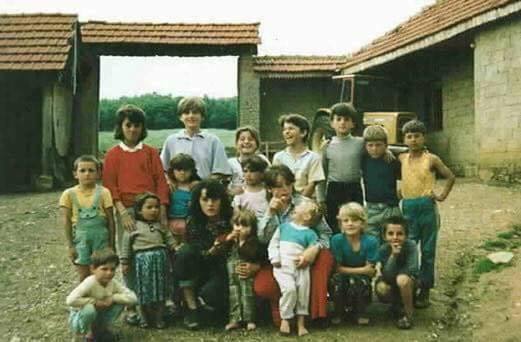 Fotografi e rrallë e fëmijëve të Jasharajve, të cilët u vranë nga serbët në luftën e fundit (FOTO) Fotografi e rrallë e fëmijëve të Jasharajve, të cilët u vranë nga serbët në luftën e fundit (FOTO)