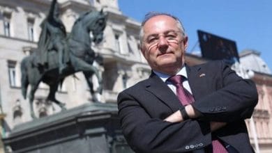 Deputeti gjerman thotë se Serbia duhet të kërkojë falje Shqiptarëve (VIDEO) Deputeti gjerman thotë se Serbia duhet të kërkojë falje Shqiptarëve (VIDEO)