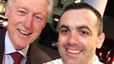 Zbulohet kamerieri shqiptar, që Bill Clinton tha se i ra në gjunjë Zbulohet kamerieri shqiptar, që Bill Clinton tha se i ra në gjunjë