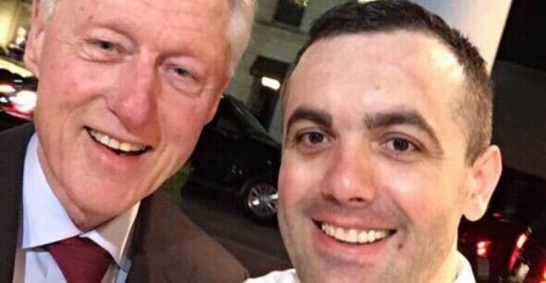 Zbulohet kamerieri shqiptar, që Bill Clinton tha se i ra në gjunjë Zbulohet kamerieri shqiptar, që Bill Clinton tha se i ra në gjunjë