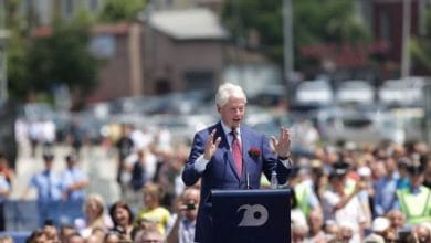 Clinton kujton momentin e veçantë: Një kamarier shqiptar ra në gjunjë për të më falënderuar Clinton kujton momentin e veçantë: Një kamarier shqiptar ra në gjunjë për të më falënderuar
