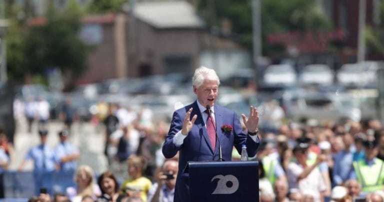 Clinton kujton momentin e veçantë: Një kamarier shqiptar ra në gjunjë për të më falënderuar Clinton kujton momentin e veçantë: Një kamarier shqiptar ra në gjunjë për të më falënderuar
