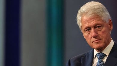 Bill Clinton viziton Kosovën në 20 vjetorin e bombardimeve të NATO-s në ish-Jugosllavi