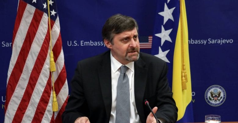 Mathew Palmer: SHBA-të mbështesin dialogun Kosovë-Serbi, duam që taksa të hiqet Mathew Palmer: SHBA-të mbështesin dialogun Kosovë-Serbi, duam që taksa të hiqet