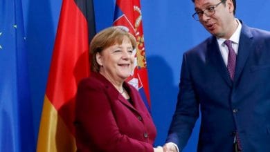 Vuçiç “i lutet” Merkel: Na ndihmo që Kosova të heqë taksën Vuçiç “i lutet” Merkel: Na ndihmo që Kosova të heqë taksën