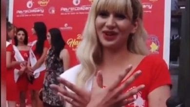 ‘Miss Serbia’ bën shqiponjën duke qeshur dhe tregon arsyen pse e ka bërë ‘Miss Serbia’ bën shqiponjën duke qeshur dhe tregon arsyen pse e ka bërë