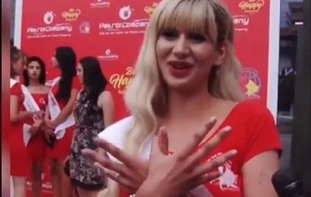 ‘Miss Serbia’ bën shqiponjën duke qeshur dhe tregon arsyen pse e ka bërë
