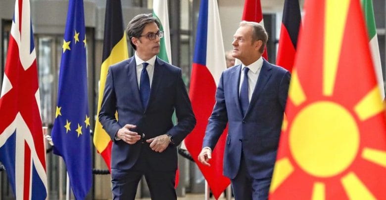 Pendarovski i frikësuar: Na shkëpusni nga Shqipëria! Pendarovski i frikësuar: Na shkëpusni nga Shqipëria!