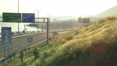 Kriza politike nuk pengon kosovarët që të nisen drejt bregdetit, çdo fundjavë rradhë të gjata